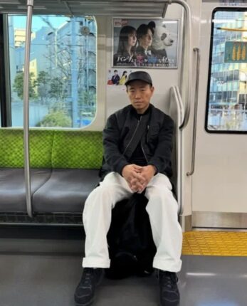 너무 야윈 모습에 팬들 술렁…일본 여행 근황에 ‘건강 이상설’