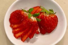 딸기 그냥 먹지말고 “이것”을 뿌리세요, 단맛이 5배는 높아집니다.