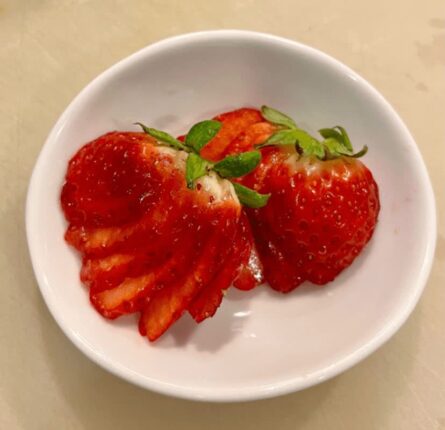 딸기 그냥 먹지말고 “이것”을 뿌리세요, 단맛이 5배는 높아집니다.