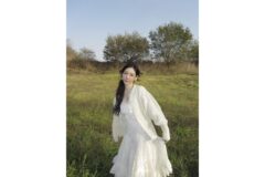 이게 바로 태연 감성! 화이트 드레스와 가디건으로 완성한 ‘요정 비주얼