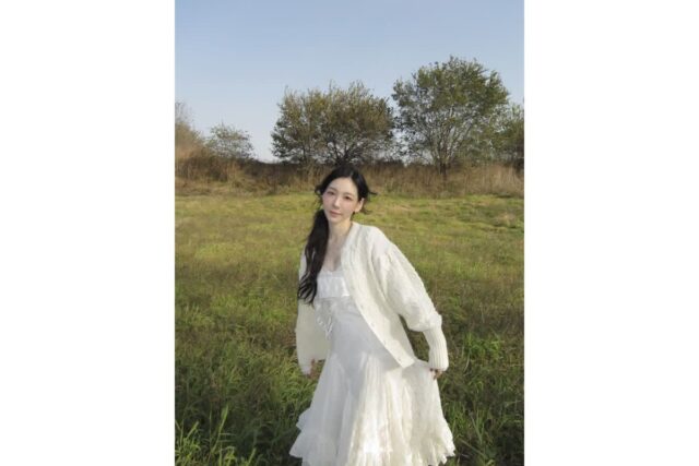 이게 바로 태연 감성! 화이트 드레스와 가디건으로 완성한 ‘요정 비주얼