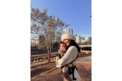 손담비, 유모차 대신 아기띠 매고 활짝, 활동성과 스타일 다 잡은 산책룩