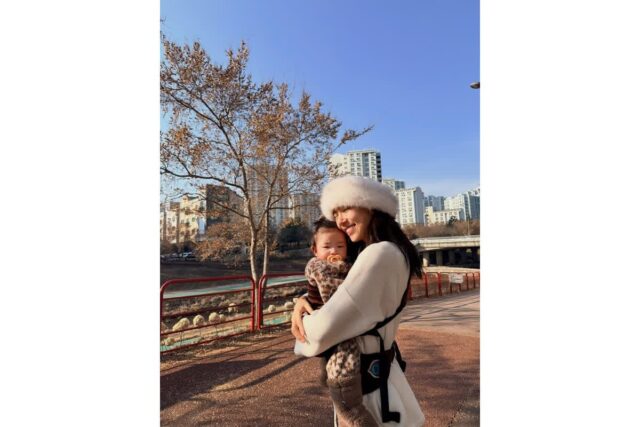 손담비, 유모차 대신 아기띠 매고 활짝, 활동성과 스타일 다 잡은 산책룩
