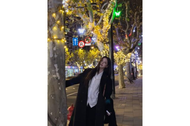 이게 바로 잇지의 비주얼 클래스! 유나, 화이트 셔츠 하나로 완성한 청순 시크룩
