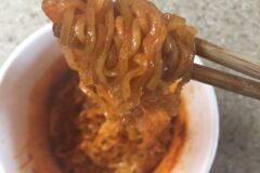 불볶면 물을 따라 버리는 자는 하수다