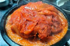 묵직한 양념과 푹 익은 김치로 밥을 비우게 만드는 김치찜 맛집 5곳