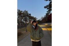 김지은, 밤 산책 중 포착된 힙한 아우라… 항공 점퍼로 완성한 무결점 꾸안꾸룩