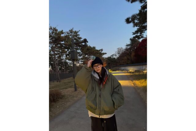 김지은, 밤 산책 중 포착된 힙한 아우라… 항공 점퍼로 완성한 무결점 꾸안꾸룩