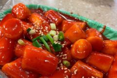 매콤한 양념과 각기 다른 결로 취향을 나누는 서울 떡볶이 맛집 5곳