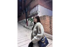 강혜원, 골목길 밝히는 미친 미모. 퍼 자켓 하나로 완성한 겨울 데일리룩