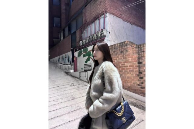 강혜원, 골목길 밝히는 미친 미모. 퍼 자켓 하나로 완성한 겨울 데일리룩