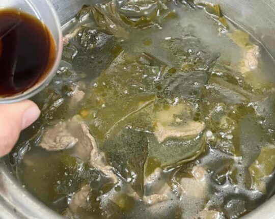 미역 불릴 때 “이 물”에다 꼭 불리세요, 한정식집 미역국보다 맛있습니다.