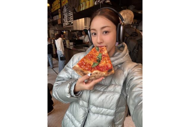 지효, 뉴욕 계단에 툭 앉아도 힙 지수 폭발… 실버 패딩으로 완성한 스트릿 여신룩