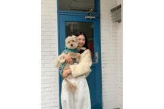 장희령, 화이트 벤치 위 눈부신 아우라… 퍼 자켓으로 완성한 겨울 데일리룩