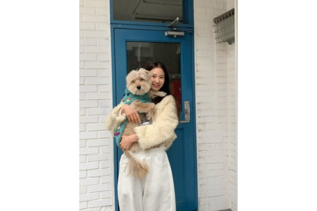 장희령, 화이트 벤치 위 눈부신 아우라… 퍼 자켓으로 완성한 겨울 데일리룩