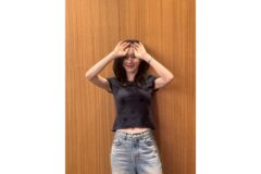 채령, 청바지에 티셔츠만 입어도 화보 완성… 군더더기 없는 황금 골반 라인