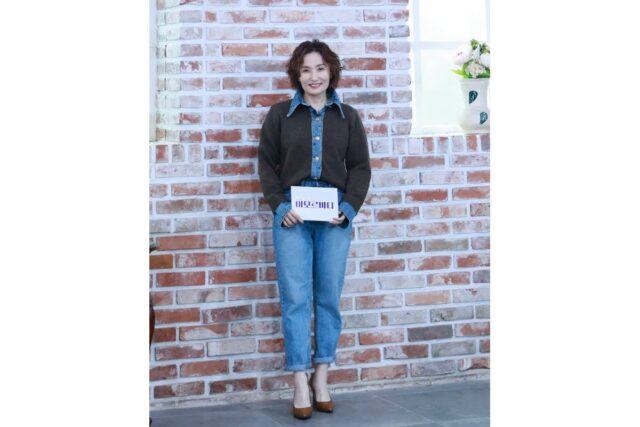 박경림, 청바지 밑단 살짝 접어 올린 센스! 세련미 폭발한 촬영장 데일리룩