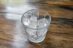 70대라면 아침에 물 대신 ‘이것’부터 찾으세요! 뇌혈관 뚫어주는 기적의 첫 모금