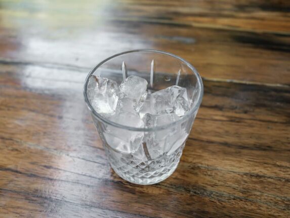 70대라면 아침에 물 대신 ‘이것’부터 찾으세요! 뇌혈관 뚫어주는 기적의 첫 모금