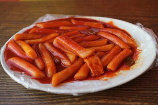 [여책저책] 서울의 떡볶이 맛집 114곳과 전국의 돈가스 맛집 100곳…알고 싶다면