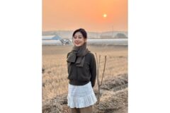 오나라, 노을보다 빛나는 동안 미모… 숏자켓으로 완성한 ‘청순 끝판왕’ 데일리