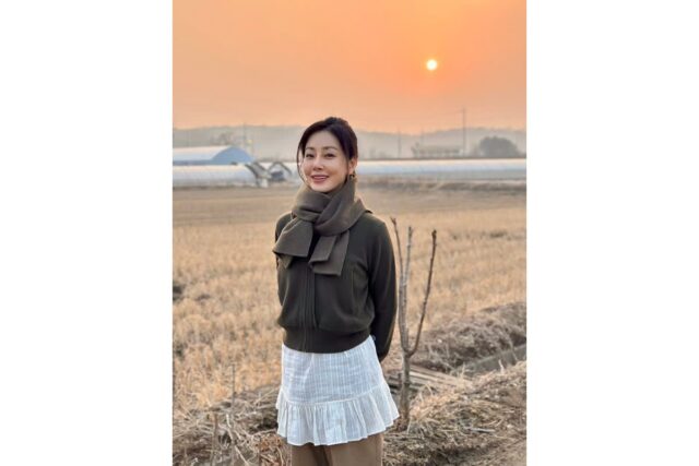오나라, 노을보다 빛나는 동안 미모… 숏자켓으로 완성한 ‘청순 끝판왕’ 데일리