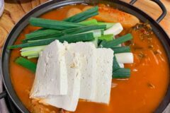 깊게 익은 산미와 감칠맛으로 요리의 중심이 되는 묵은지 맛집 5곳