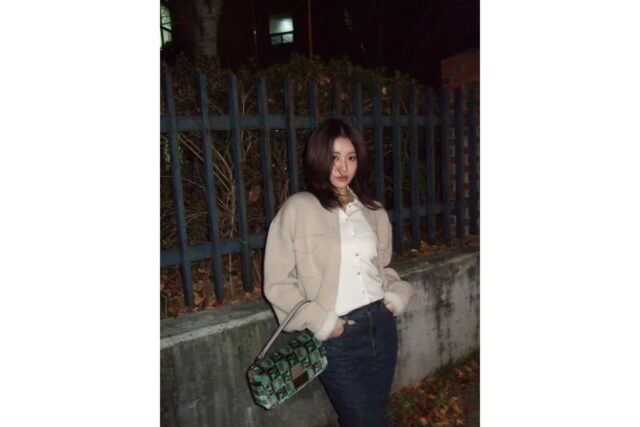 허윤진, 베이지 가디건에 생지 데님 매치… 세련미 넘치는 겨 스트릿 패션