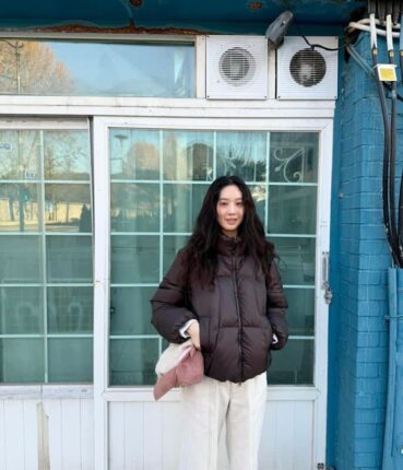 정려원, 벽 앞에서도 감출 수 없는 아우라… 패딩 하나로 완성한 워너비 시크룩