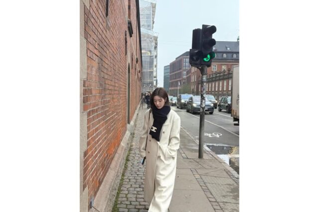 이게 바로 워터밤 여신의 반전? 권은비, 샤넬 머플러 두르고 뽐낸 고혹적 아우라