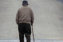 심리학자가 말해준 “60대 이후 내려놓으면 마음 편해지는것” 1위 이것.