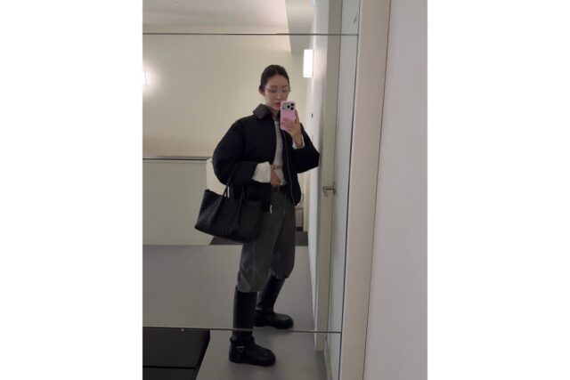 차정원, 거울 셀카 한 장으로 증명한 ‘사복 여신’의 위엄… 시크한 블랙 푸퍼룩