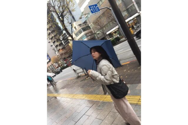 이게 바로 정소민표 겨룩? 솜사탕 같은 핑크 워머로 뽐낸 극강의 사랑스러움