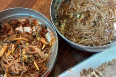 메밀의 향과 양념의 균형으로 계절의 맛을 살린 막국수 맛집 5곳
