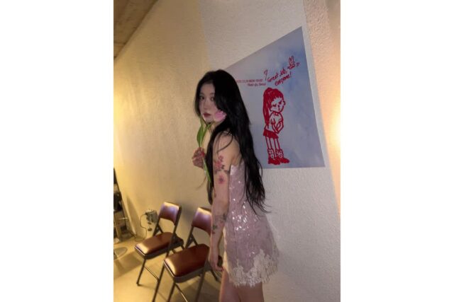 전신 타투와 레이스의 치명적 만남? 백예린이라 가능한 몽환적인 슬립원피스룩