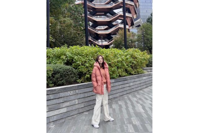 뉴욕 한복판에서 뽐낸 방부제 미모? 손태영의 시선 강탈하는 핑크 패딩룩