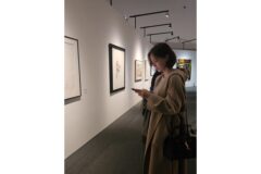 작품보다 더 작품 같은 옆태? 문채원이 미술관에서 완성한 우아한 카멜 코트룩