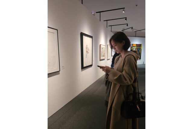 작품보다 더 작품 같은 옆태? 문채원이 미술관에서 완성한 우아한 카멜 코트룩