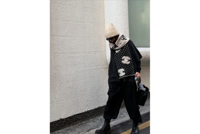 환갑 넘긴 나이 무색? 황신혜의 샤넬로 도배한 힙스터 스트릿