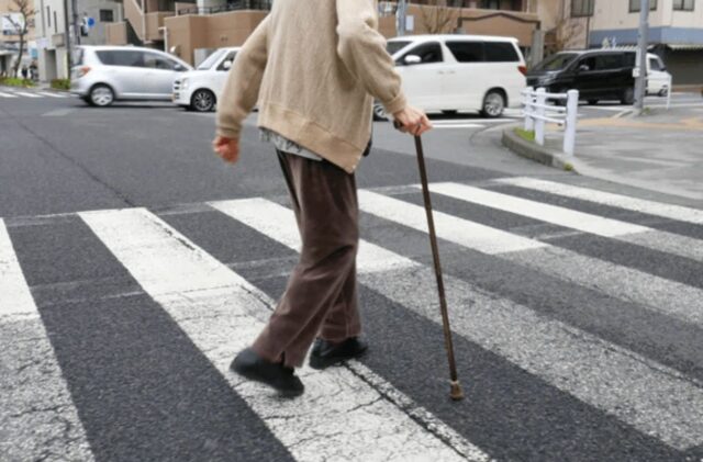 젊을 때 “이곳 근육” 안 키우면 60살에 허리가 90도로 굽어 버립니다.