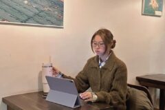 설현도 카페에서 ‘카공’ 중? 뿔테 안경에 볼 빵빵해도 예쁨 터지는 너드미룩