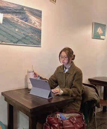 설현도 카페에서 ‘카공’ 중? 뿔테 안경에 볼 빵빵해도 예쁨 터지는 너드미룩