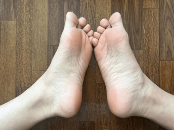 잠들기 전 발에 “소금”을 묻히세요, 이 방법은 의사들도 알고나서 놀랐습니다.