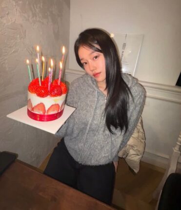 생일 인증샷도 화보 같네..! 여친룩 장인 노윤서 가디건 코디