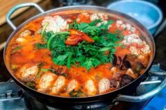 알과 내장의 고소함을 매콤한 양념으로 끌어올린 알찜 맛집 5곳