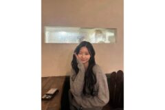 김민주, 카페에서 핸드폰만 봐도 화보? 남심 저격하는 청순 가련한 그레이 니트룩
