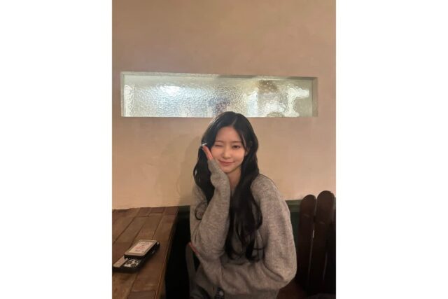 김민주, 카페에서 핸드폰만 봐도 화보? 남심 저격하는 청순 가련한 그레이 니트룩