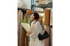 정려원, 꽃보다 눈부신 아우라? 작업실을 런웨이로 만든 화이트 트렌치룩