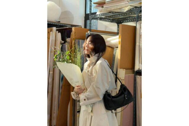 정려원, 꽃보다 눈부신 아우라? 작업실을 런웨이로 만든 화이트 트렌치룩