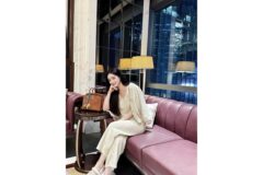 “인형이야 사람이야? 홍수아의 럭셔리함 끝판왕, 포근함 가득한 라운지룩